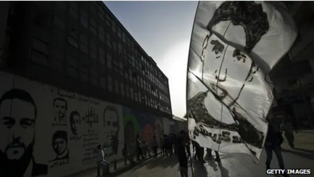 解放广场上的示威者纪念2011年革命中的死难者。