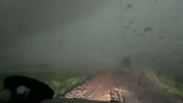 vendo o tornado de dentro de veículo (crédito: Storm Chasing)