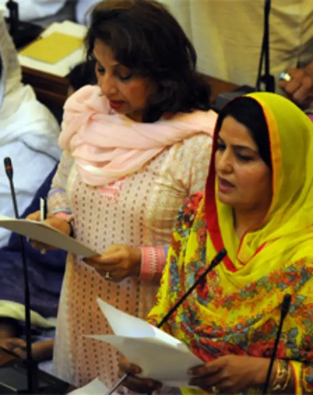 خواتین کی مخصوص نشستوں پر مسلم لیگ ف کی رکنِ اسمبلی مہتاب اکبر راشدی بھی بدھ کو حلف اٹھانے والے ارکان میں شامل تھیں