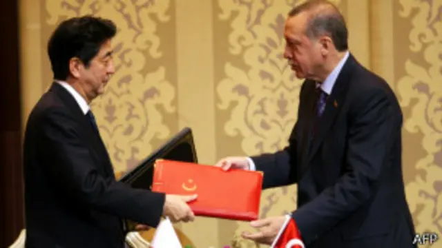 شینزو آبه و رجب طیب اردوغان پس از امضای قرارداد ساخت نیروگاه اتمی