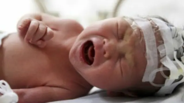 بچے کو یِن ہوا شہر میں پوجیانگ ہسپتال میں رکھا گیا جہاں سنیچر کو گٹر کے پائپ میں سے کاٹ کر نکالا گیا تھا