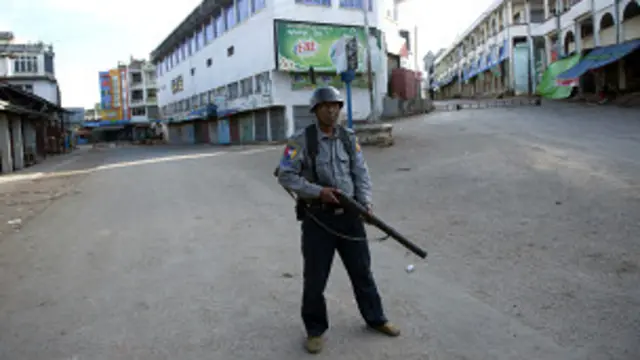 Petugas keamanan di Lashio