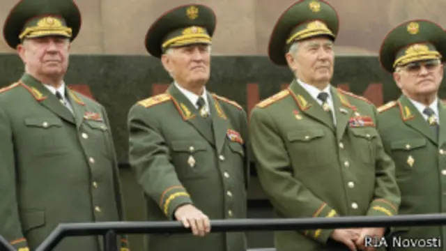 Справа налево: Маршал Российской Федерации Игорь Сергеев и Маршалы Советского Союза Виктор Куликов, Василий Петров и Дмитрий Язов во время парада на Красной площади 9 мая 2001 года