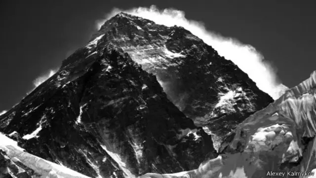 "Потому что он есть", - ответил альпинист Мэллори на вопрос, зачем он идет на Эверест (Фото Алексея Калмыкова)