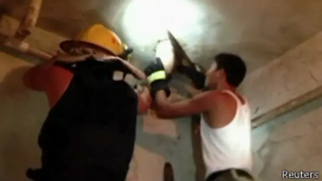 Спасатели пилят канализационную трубу, в которой находится новорожденный