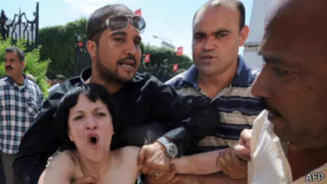 إحدى الناشطات الثلاث