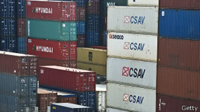 Contenedores en el puerto de Santos, Brasil