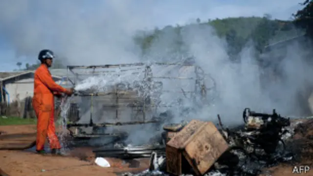 استهدف المئات من البوذيين منازل المسلمين.