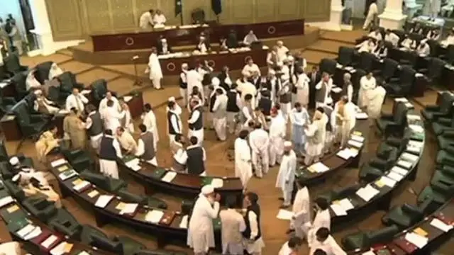 سیاسی مبصرین کا کہنا مسلم لیگ نواز کے بعض فیصلوں کی وجہ سے خیبر پختونخوا میں پارٹی کو نقصان پہنچا ہے