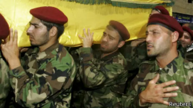 Membros do Hezbollah em funeral de colega morto em Qusair, na Síria (Reuters)