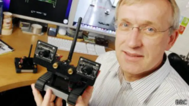 Ученый с роботом