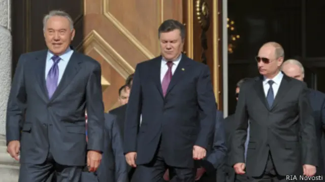 Слева направо: Нурсултан Назарбаев, Виктор Янукович и Владимир Путин после встречи в Астане 29 мая 2013 года