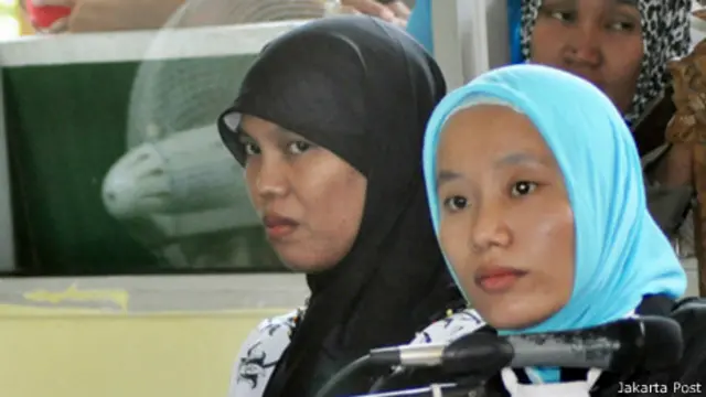 Giáo viên ra tòa ở Indonesia (trái)