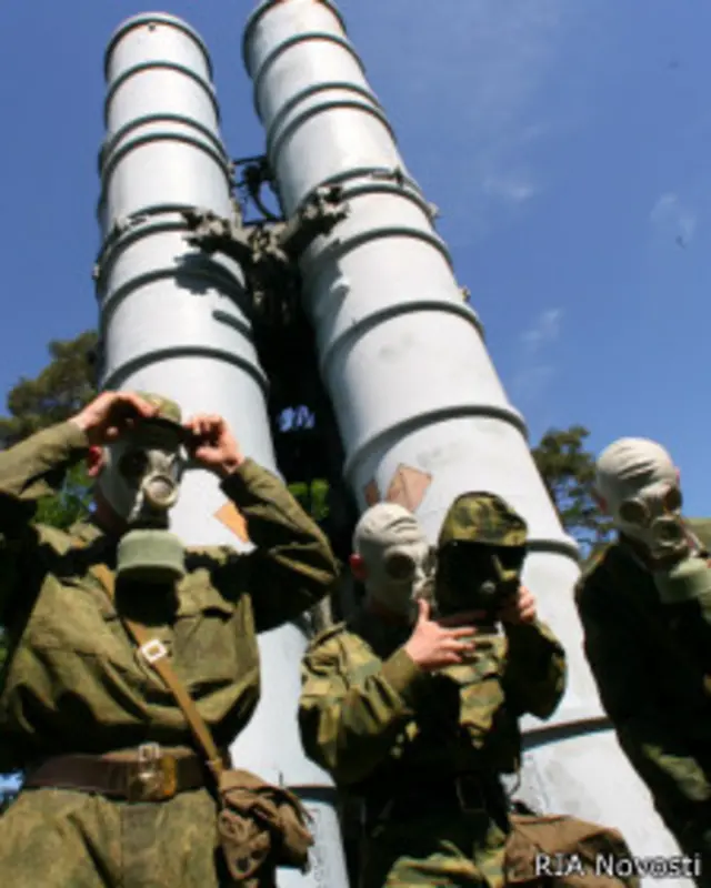 Российские солдаты возле комплекса С-300