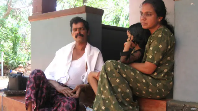 खाड़ी से बेरोजगार होकर लौटे चंद्रन अपने परिवार के साथ.