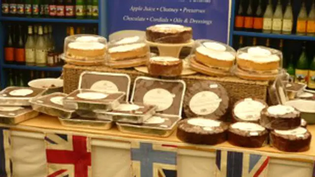 A família produz cerca de 3 mil bolos por semana.