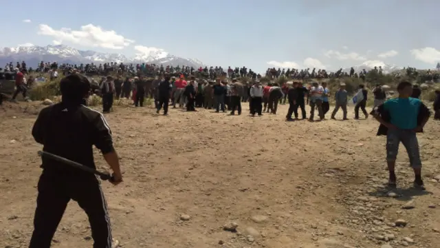 "Кумтөр" алтын кенин улутташтырууну талап кылып жергиликтүү тургундар дагы көп жолу каршылык акцияларын өткөрүшкөн.