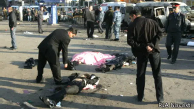 На месте взрыва бомбы в маршрутном такси во Владикавказе (6 ноября 2008 г.)