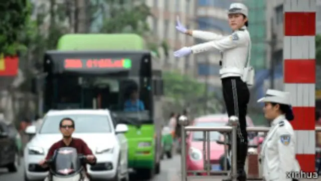 执勤交警 新华社图