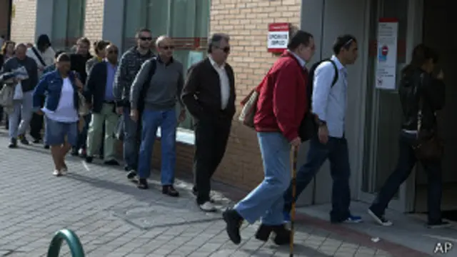 Безработные в Мадриде на бирже труда