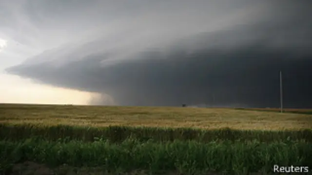 Sejumlah tornado berukuran raksasa dilaporkan telah bergerak menuju wilayah Oklahoma, AS.