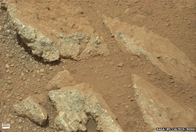 A partir das imagens das rochas, cientistas já conseguem supor a altura da água que deve ter passado por ali