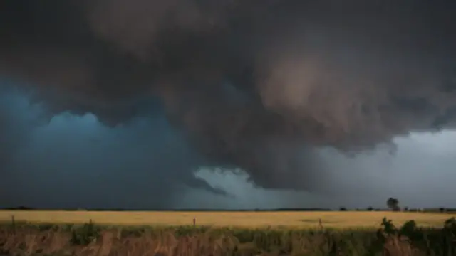 Sedikitnya lima orang tewas dalam serangan tornado terbaru di Oklahoma.