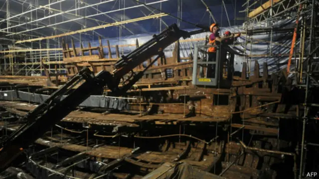 Bangkai kapal Mary Rose diangkat dari dasar laut pada 1982.