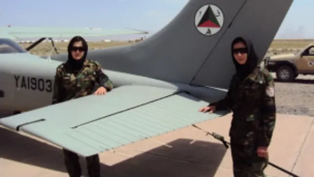 یو شمېر افغانې نجونې هم د هوايي ځواک اړوند زده کړې کوي.