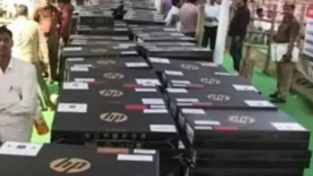 उत्तर प्रदेश में मुफ़्त लैपटॉप वितरण में सैंकड़ों करोड़ रुपयों का खर्च हो रहा है.
