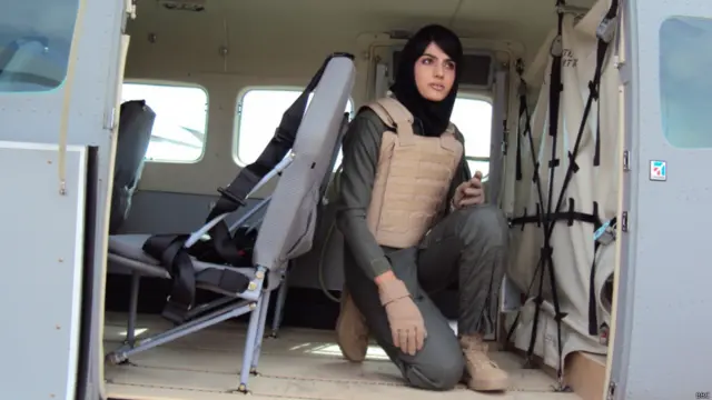 نیلوفر رحمانی تنها خلبان زن افغان است که بعد از طی دوره آموزش در افغانستان، اکنون قادر است که به تنهایی پرواز کند. 