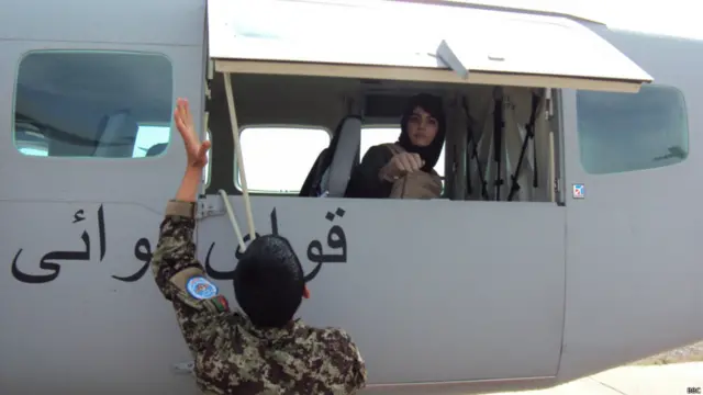 او می‌گوید که دیدن زنان افغان از فضا با چادری (برقع ) باعث ایجاد انگیزه بیشتر برای تغییر زندگی زنان و ارائه تصویر بهتر از آنان می‌گردد.