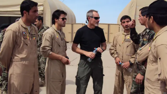 افغانستان برنامه دارد که تا سال ۲۰۱۷ حدود ۴۰۰ خلبان را آموزش دهد.