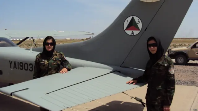 تعداد اندکی از دختران نیز به صفوف خلبانان ارتش افغانستان پیوسته‌اند.