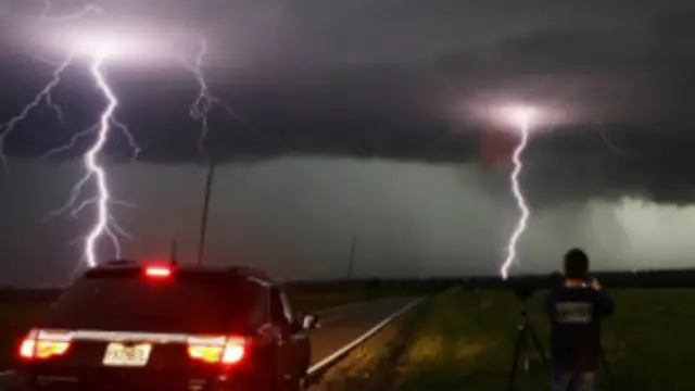 طوفان سے بچنے کے لیے لوگ بڑی تعداد میں سڑکوں پر نکل آئے جس سے ٹریفک کا نظام درہم برہم ہو گيا