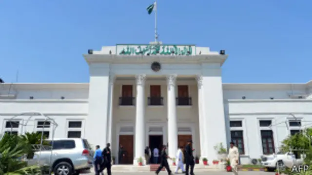 د پاکستان ۱۸ کروړه سرونه په ځانګړي توګه د غربت د کرښې نه لاندې خلک دا په سر سترګو مني او د خرابو حالاتو سره مخامخ هم دي، خو بيا هم نه خپل کانديد لري، نه مشرتابه، نه غږ، نه عقل او شعور.