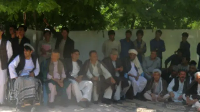 معترضان گفته اند که تا زمان دریافت پاسخ مثبت به تحصن ادامه می دهند