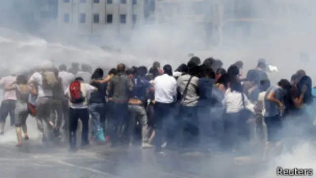 Polícia usa gás lacrimogêneo para dispersar manifestantes na Turquia (foto: Reuters)