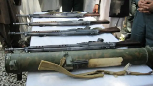 پوليسو هغه څلور ميله وسله چې پاکستاني پوځيان ېې کاروي هم خبريالانو ته وښوده.