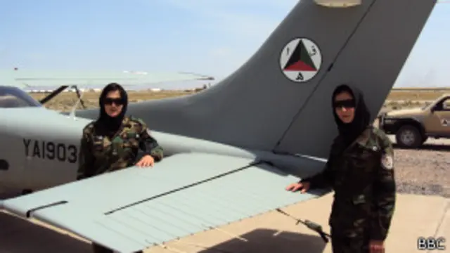 صفیه: خیلی خوشم که به عنوان یک دختر افغان در داخل افغانستان خلبان میشوم