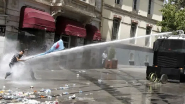 तकसीम चौक पर प्रदर्शकारियों पर पानी की बौछारें भी मारी गईं