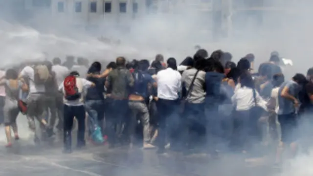 शांतिपूर्ण प्रदर्शन पुलिस के आंसू गैस के गोले दागने के बाद भ़ड़क गया