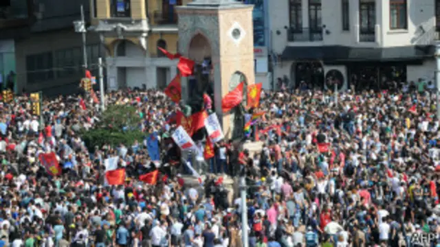 Тысячи демонстрантов собрались на площади Таксим