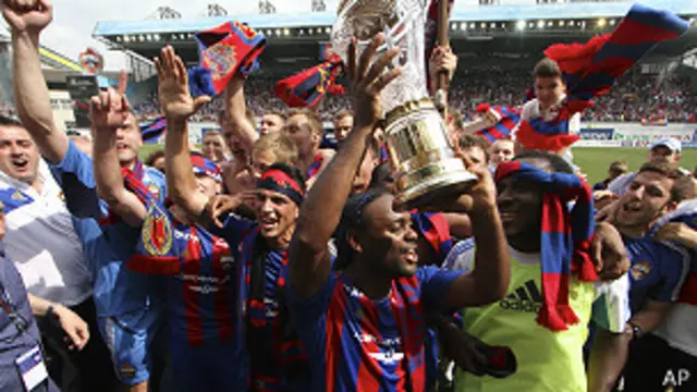 لاعبو سيسكا يحتفلون بالكأس