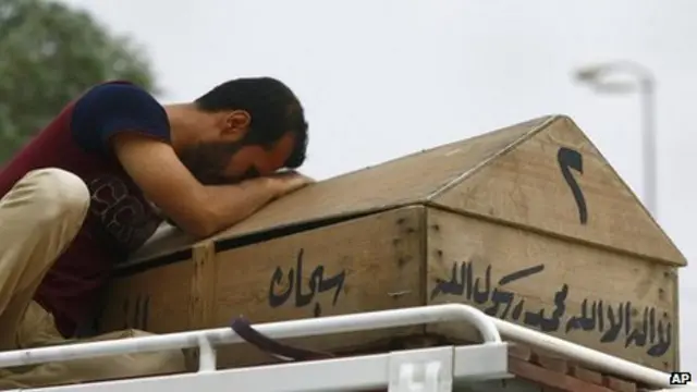 Llorando por uno de los muertos en Irak