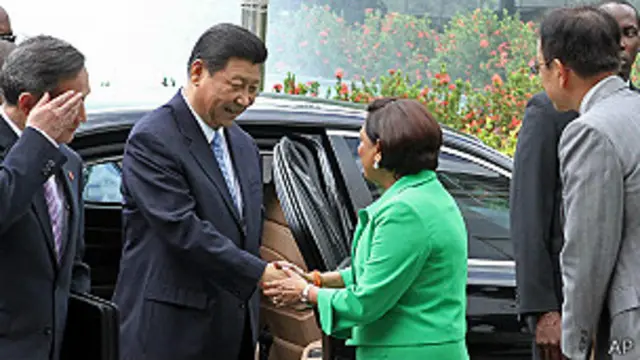 Xi Jinping con Kamla Persad-Bissessar