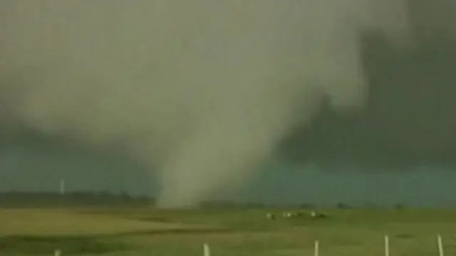Novo tornado passa por Oklahoma (BBC)