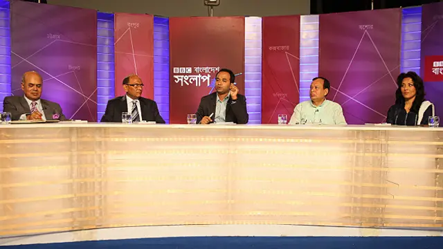 প্যানেল সদস্য বাঁ থেকে: ঢাকা বিশ্ববিদ্যালয়ের অধ্যাপক সদরুল আমিন, মুক্তিযুদ্ধ বিষয়ক প্রতিমন্ত্রী অবসরপ্রাপ্ত ক্যাপ্টেন এ বি তাজুল ইসলাম, অনুষ্ঠান সঞ্চালক আকবর হোসেন, বিএনপি চেয়ারপার্সনের উপদেষ্টা এবং সাবেক প্রতিমন্ত্রী মীর মোহাম্মদ নাছির উদ্দিন এবং সুপ্রিম কোর্টের আইনজীবী তানিয়া আমীর। 