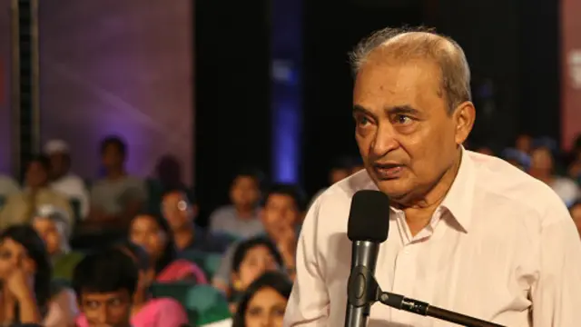 মতামত দিচ্ছেন একজন দর্শক