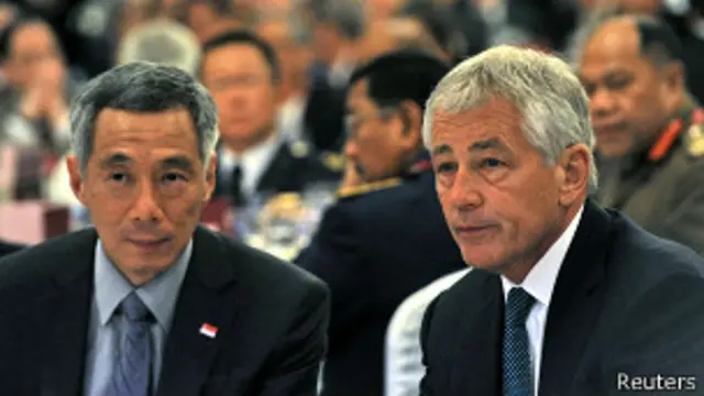 Thủ tướng Singapore Lý Hiển Long và Bộ trưởng Quốc phòng Hoa Kỳ Chuck Hagel ngồi nghe diễn văn của ông Nguyễn Tấn Dũng